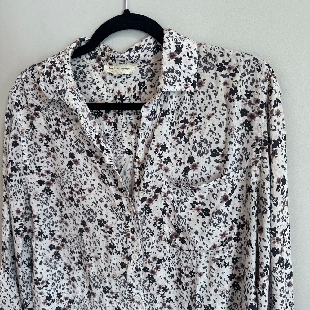 BEACHLUNCHLOUNGE Printed Button Down Top In Neutral Florets - Picture 5 of 5